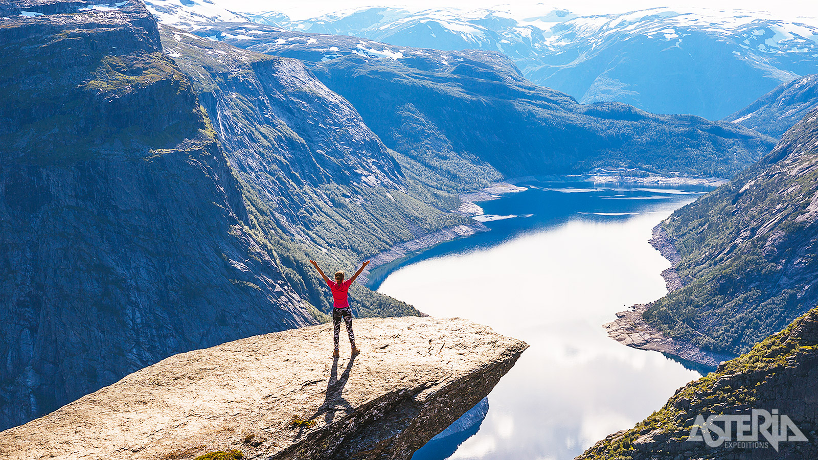 Trolltunga, een iconische rotsformatie die zich uitstrekt 1.100m boven het fjord