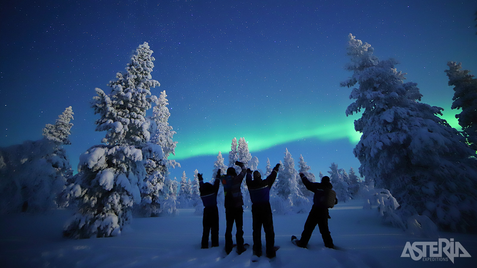Het Romantic Aurora Escape excursiepakket omvat o.a. een nachtelijke sneeuwschoenwandeling