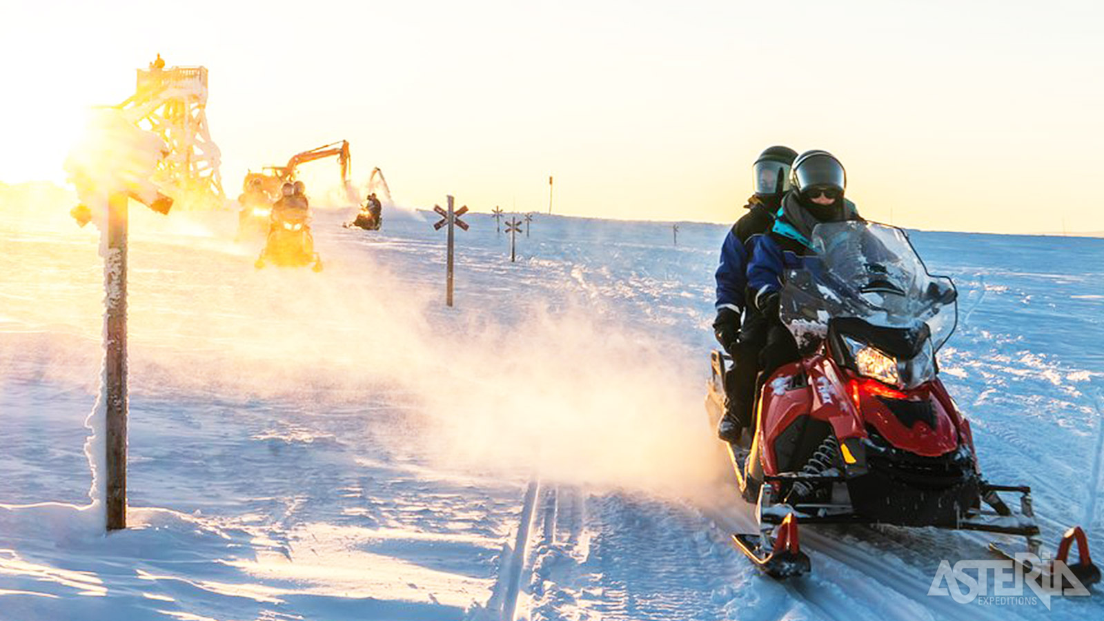Na een woordje uitleg vertrek je voor een 4u durende safari met de sneeuwscooters
