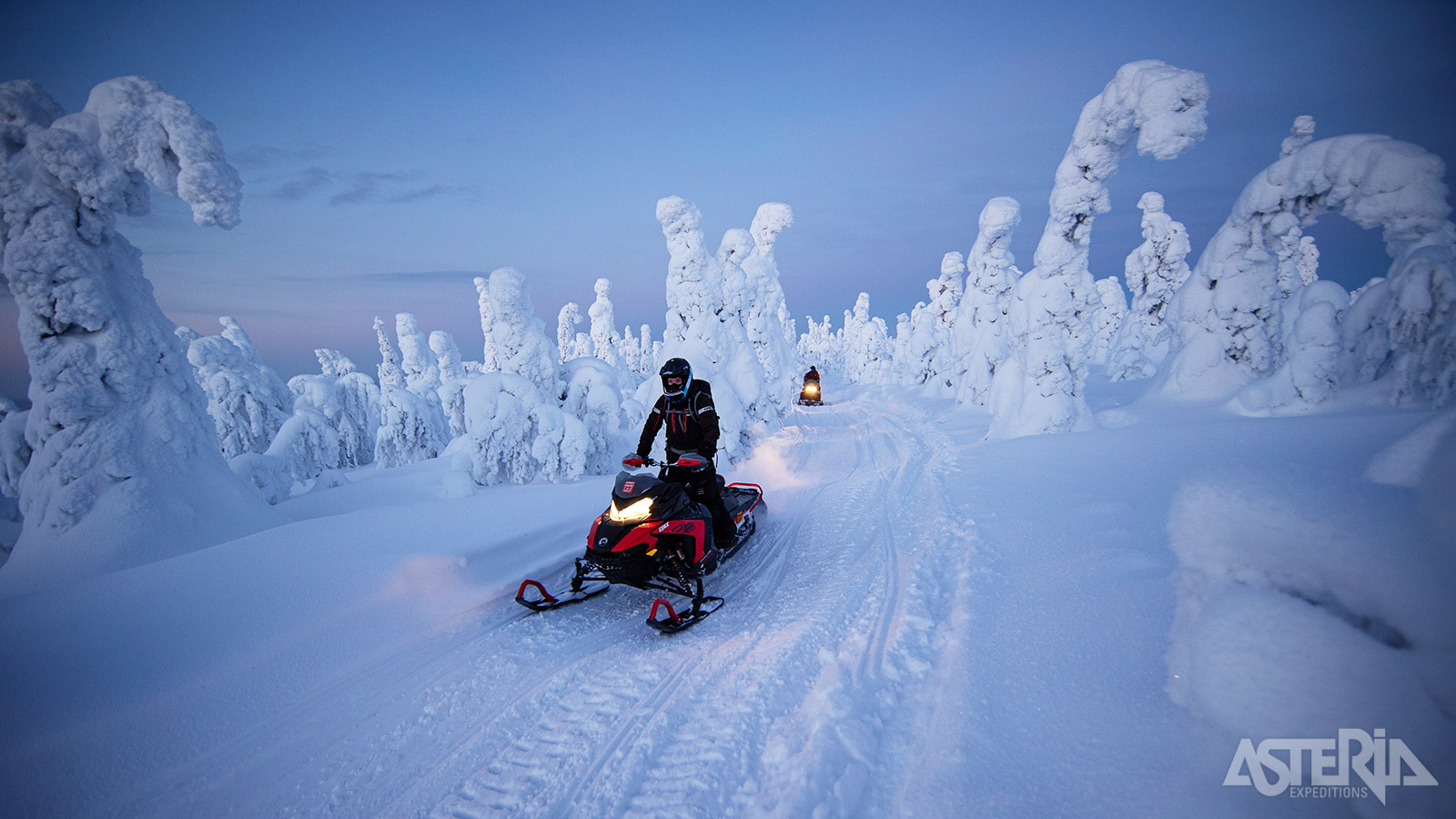 De sensatie van de sneeuwscooter onder je geeft je een gevoel van vrijheid, terwijl je moeiteloos over de maagdelijke sneeuw rijdt