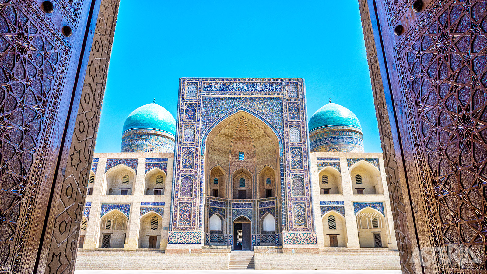Buchara is gekend voor zijn rijke geschiedenis en indrukwekkende architectuur die gekenmerkt wordt door islamitische en Perzische invloeden