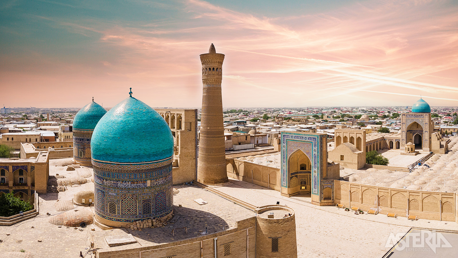 De Miri Arab madrassah is onderdeel van de historische binnenstad van Buchara, die is opgenomen op de Unesco-werelderfgoedlijst