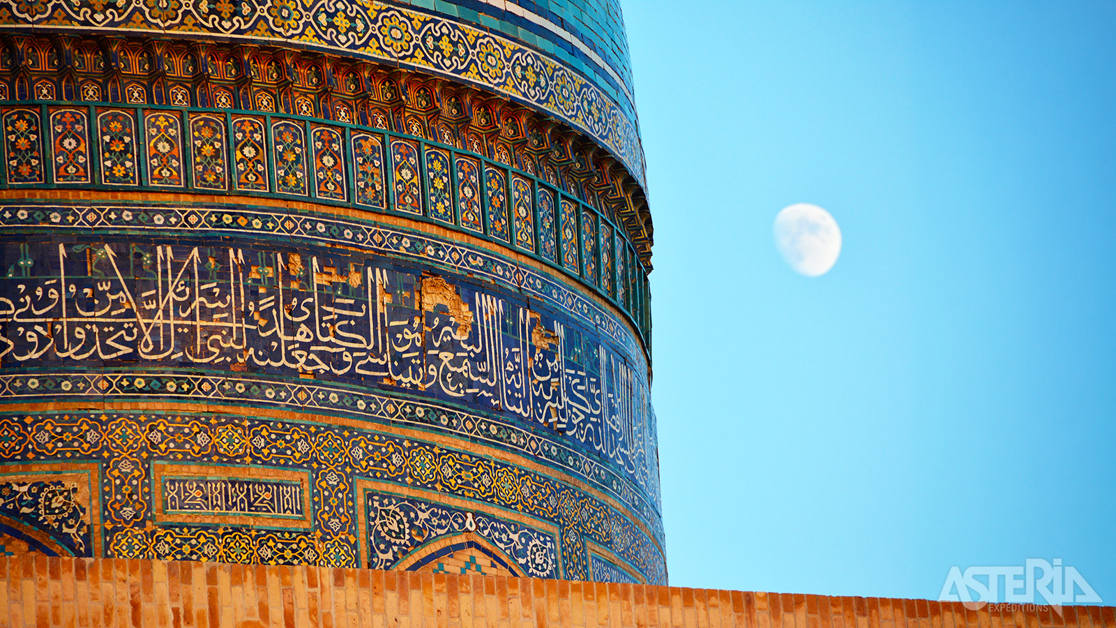 Met haar indrukwekkende blauwe koepels en verfijnde tegelwerk behoort de Miri Arab Madrassa tot de bekendste monumenten van Buchara