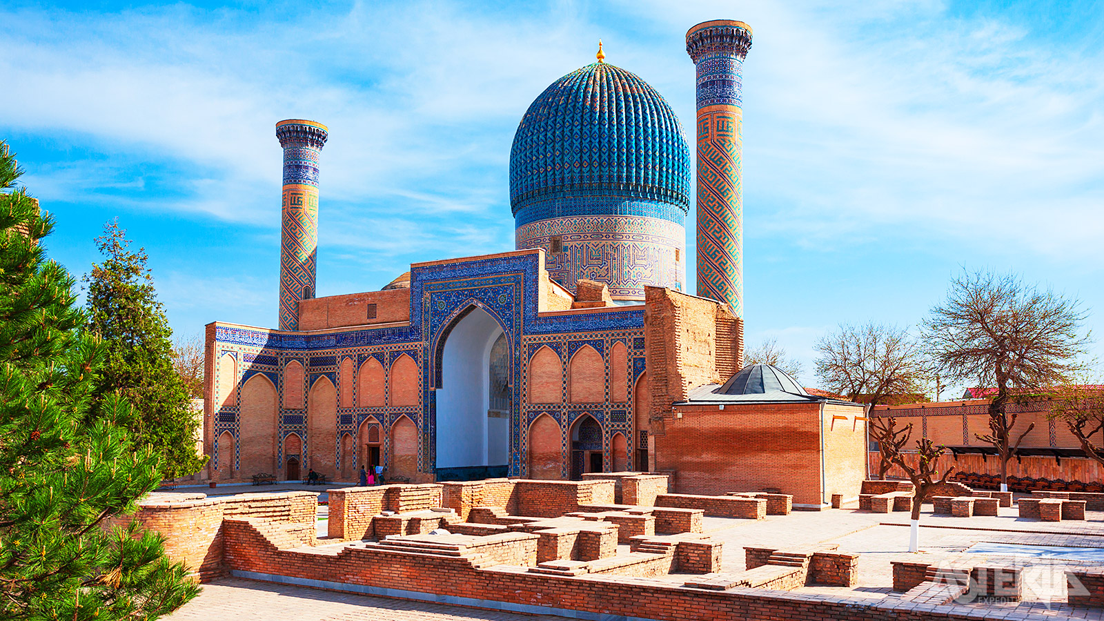 Het mausoleum van Gur Emir heeft een turquoiseblauwe koepel en is rijkelijk versierd met kalligrafie en mozaïeken