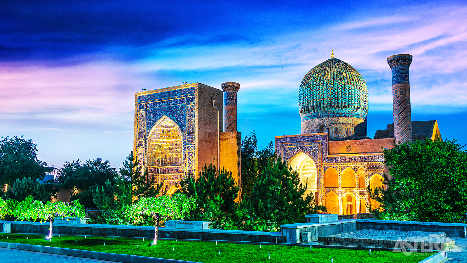 Het mausoleum van Gur Emir in Samarkand met zijn prachtige turqoiseblauw geribbelde koepel