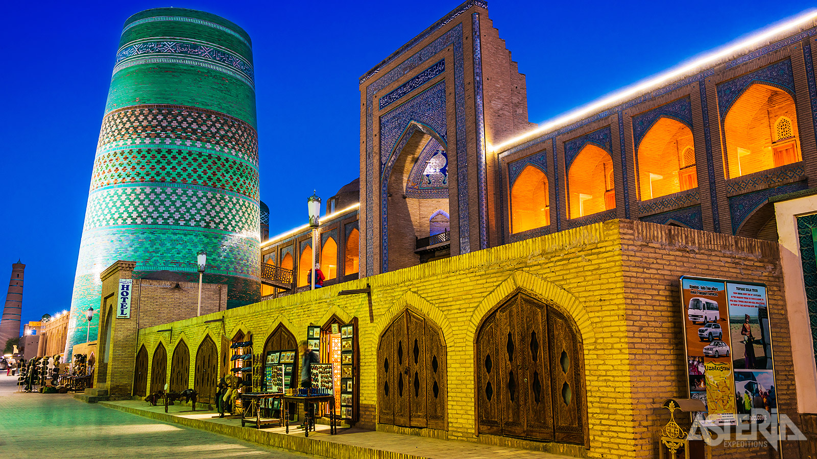 Khiva staat niet alleen bekend om zijn historische monumenten, maar ook om een architectonisch patrimonium dat geen equivalent kent in Centraal-Azië