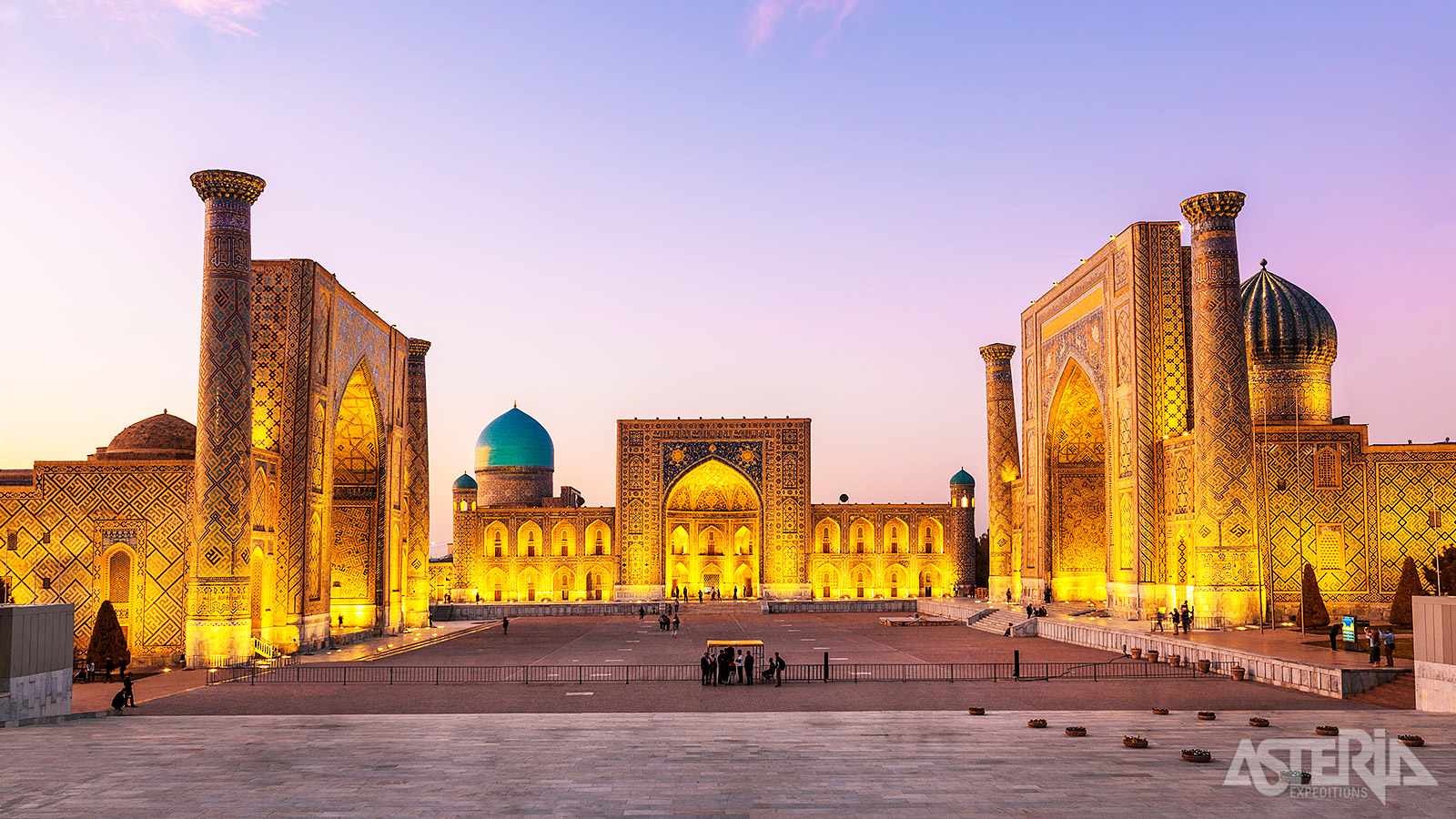 Het indrukwekkende Registanplein in Samarkand is omgeven door 3 madrassa’s: Ulugh Beg, Sher-Dor en Tilya-Kori
