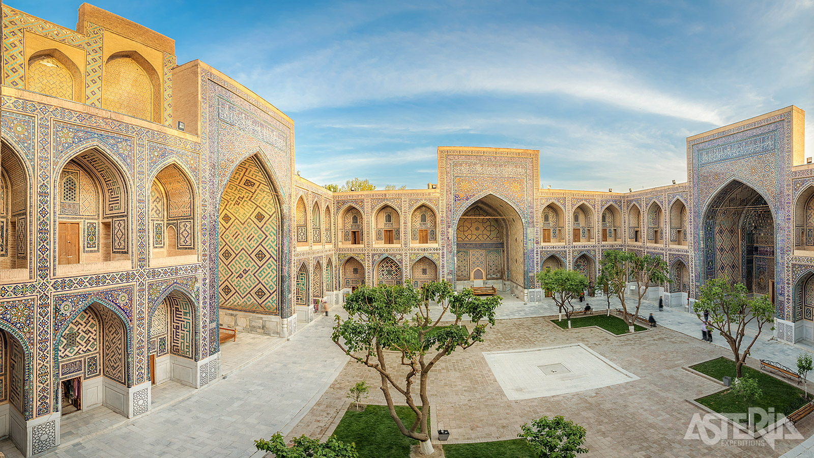 De Ulug Beg madrassa staat bekend om zijn indrukwekkende architectuur en decoraties, waaronder prachtige mozaïeken en inscripties