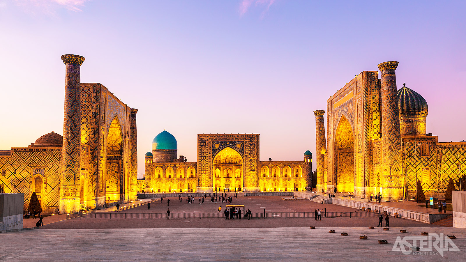 Het indrukwekkende Registanplein in Samarkand is omgeven door 3 madrassa’s: de Ulugh Beg, de Sher-Dor en de Tilya-Kori