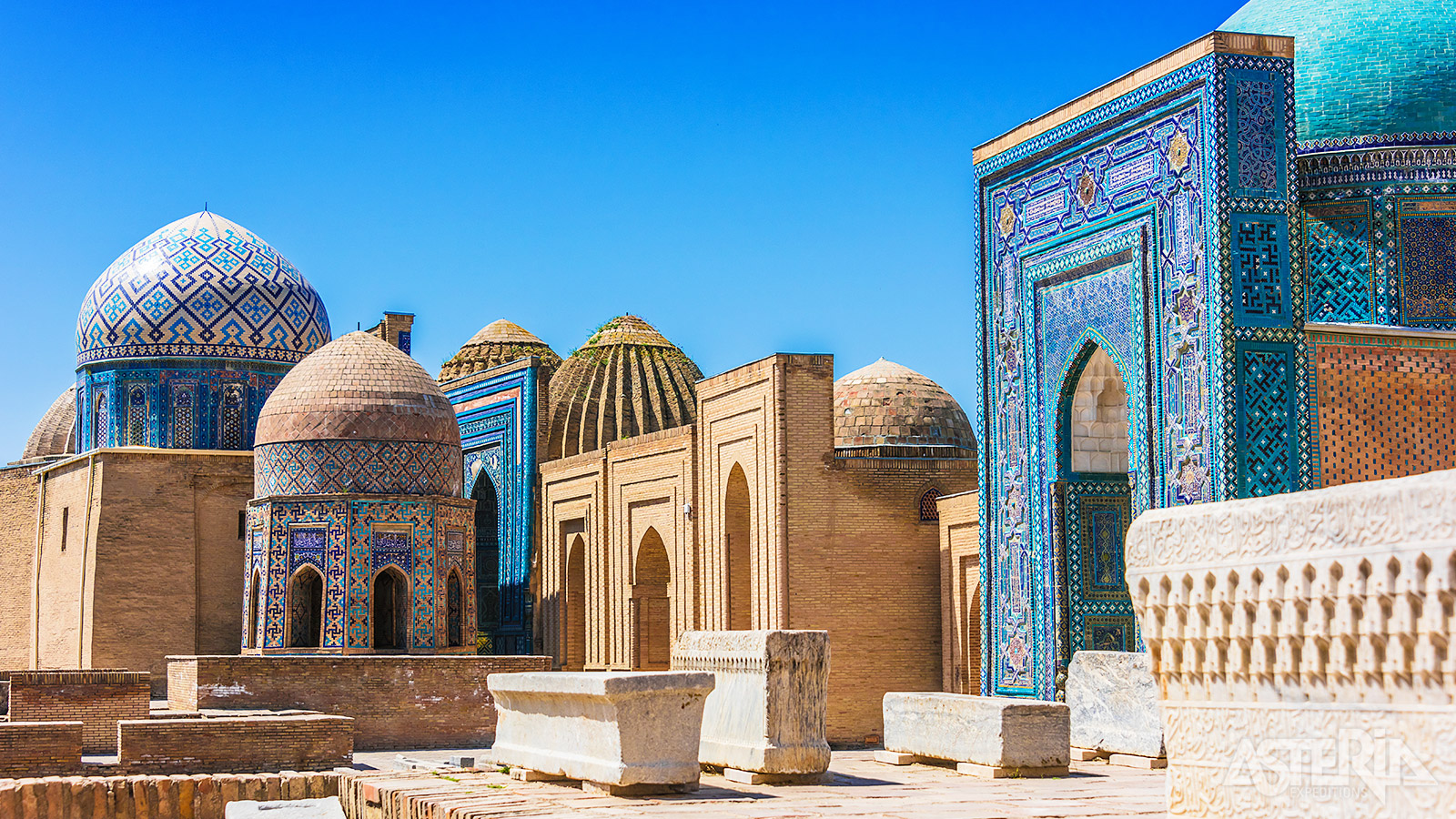 Shakh-i-Zinda, een betoverend ensemble van mausolea, behoort tot de architectonische hoogtepunten van Samarkand