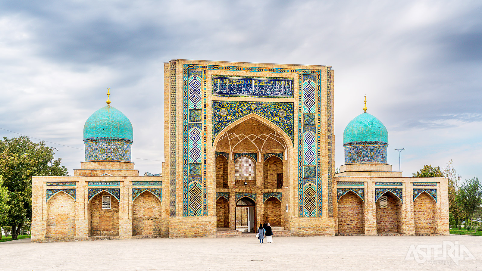 Khast Imam omvat een aantal historische gebouwen van belangrijk voor de islamitische cultuur & wetenschap