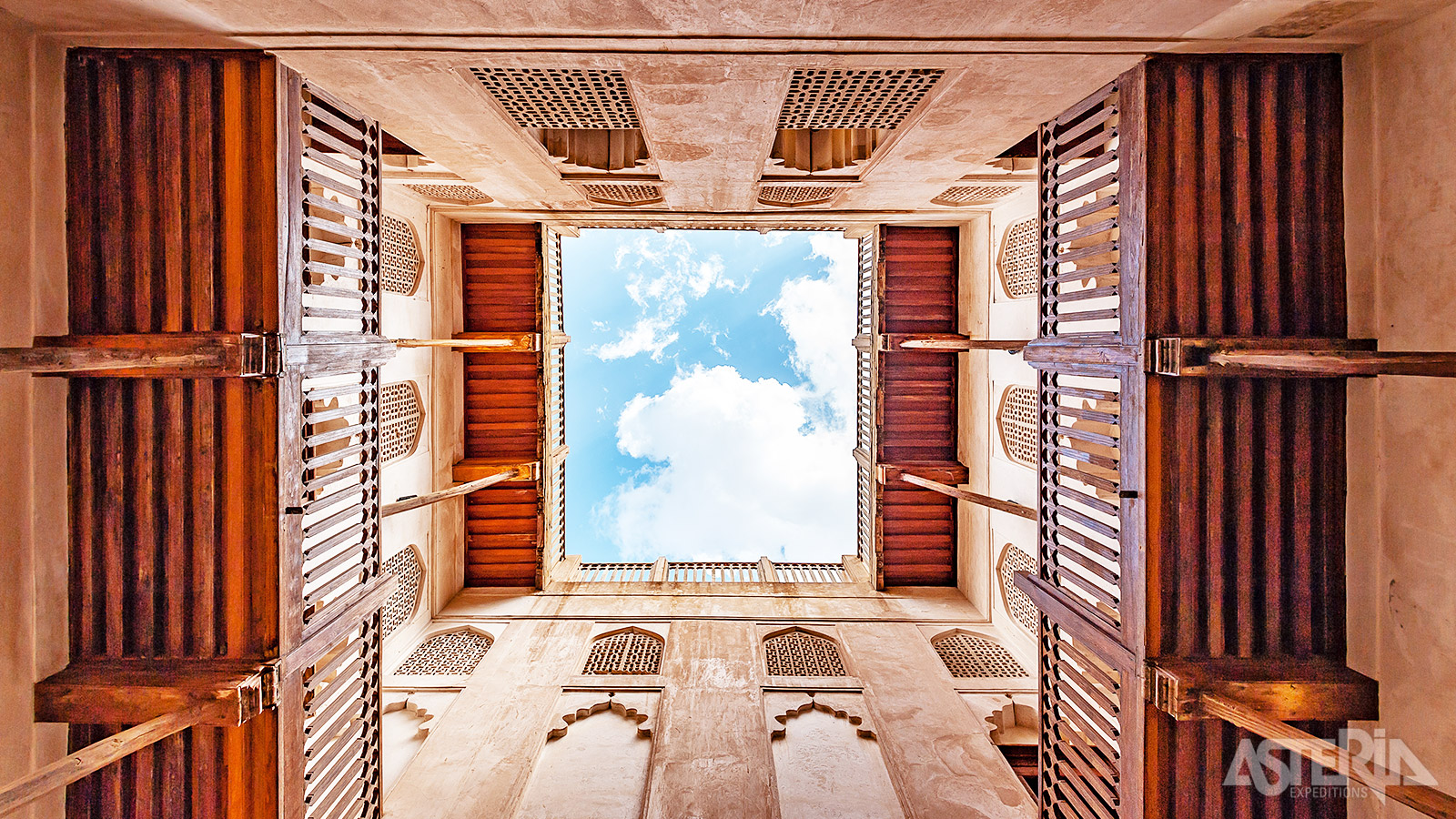 Jabreen is een prachtig voorbeeld van Omaanse paleisarchitectuur met elegante binnenplaatsen en smalle trappen