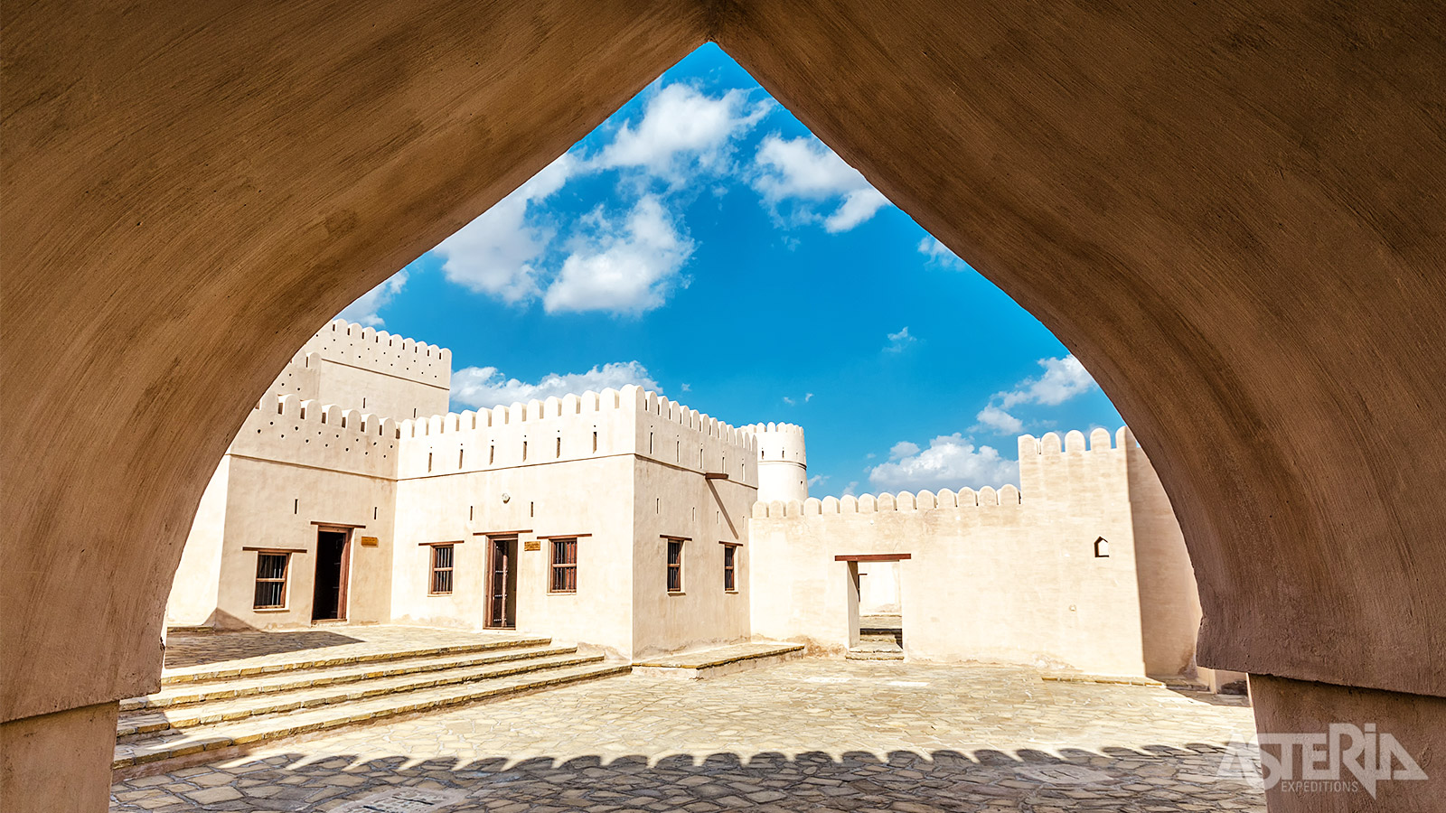 Jalan Bani Bu Ali is een traditioneel dorpje met een historisch fort, oude wachttorens en een levendige souk