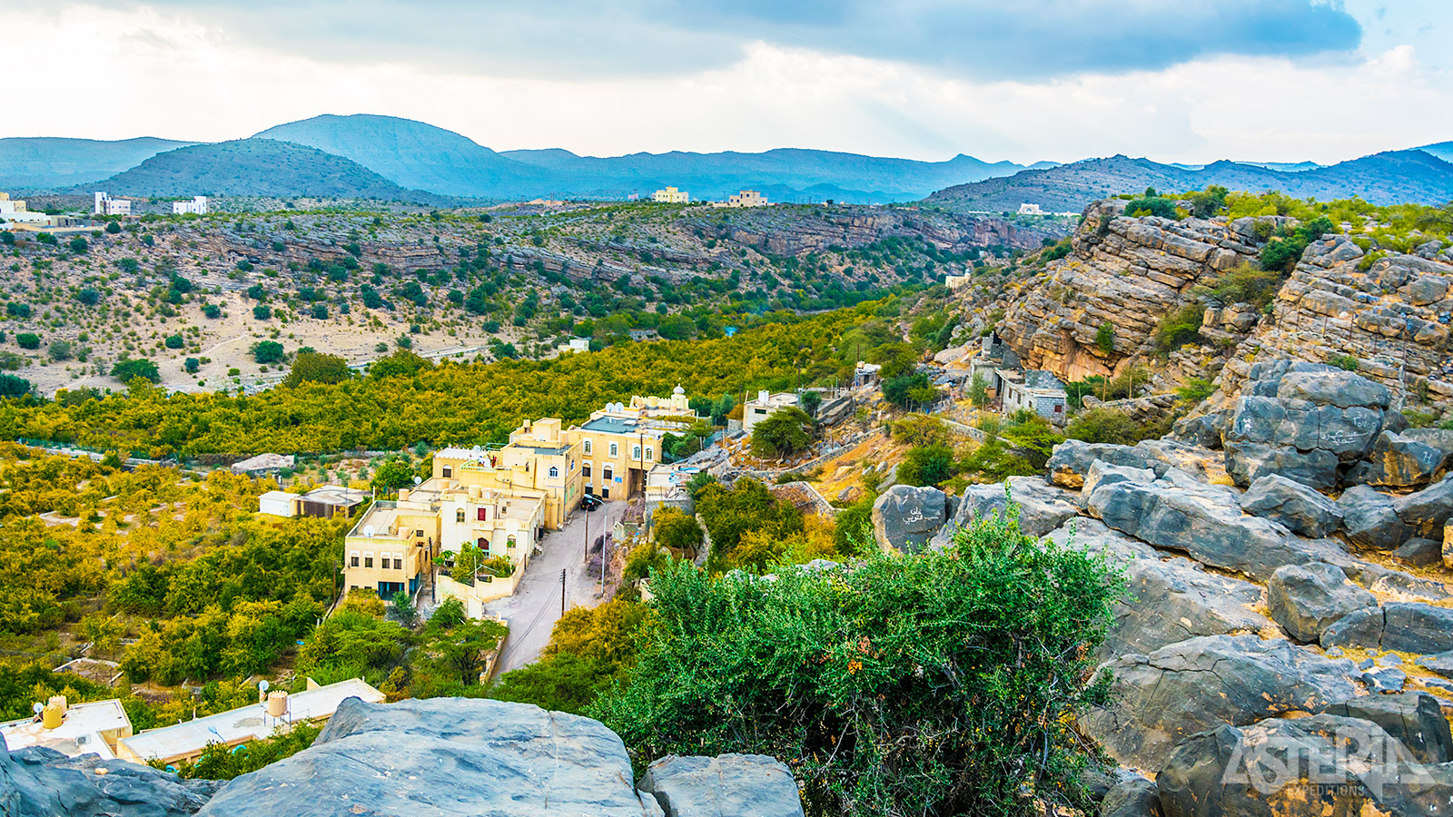 Jebel Akhdar is bezaaid met dorpjes waar landbouwterrassen zich vastklampen aan de steile hellingen