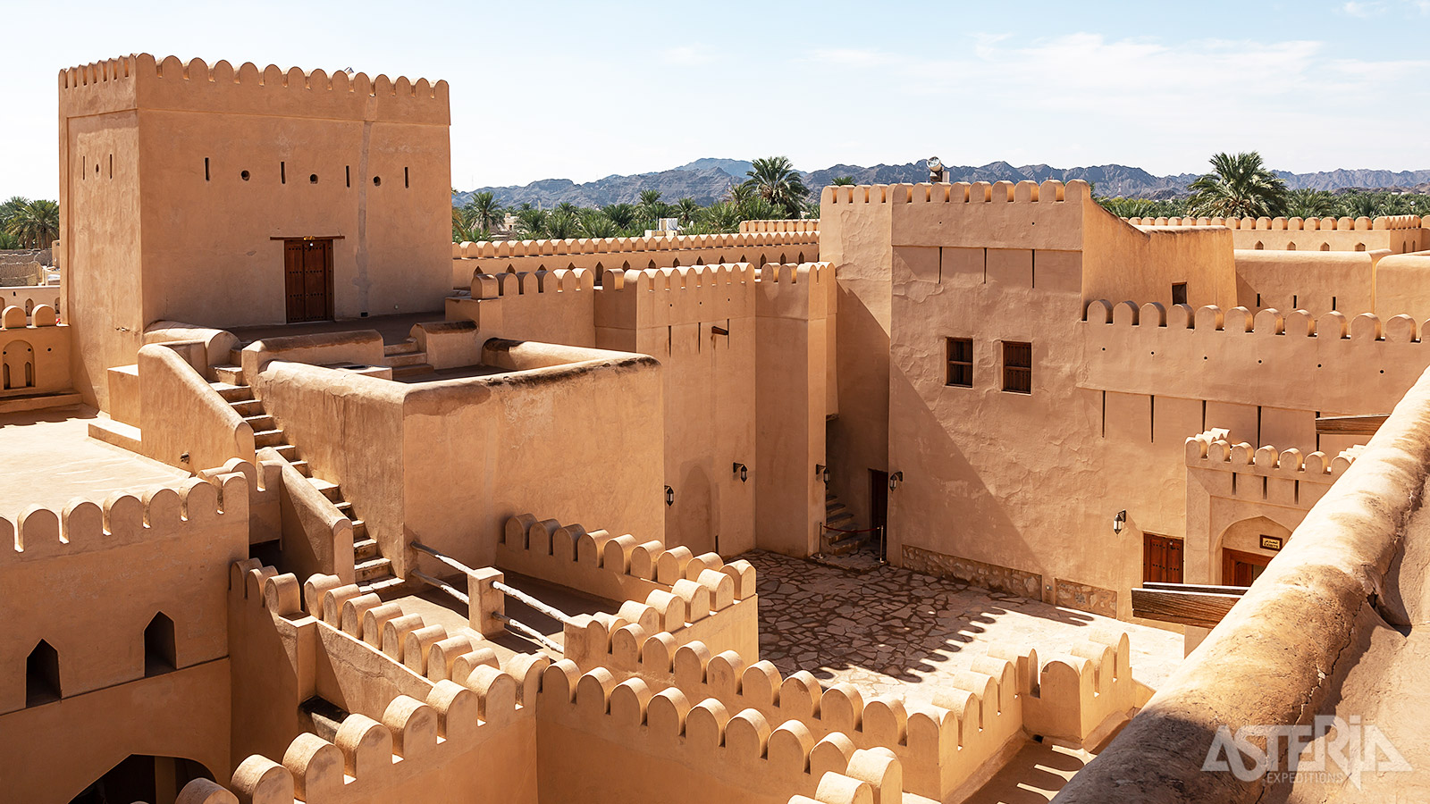 Vanaf het Nizwa fort heb je een panoramisch zicht op de oude stad, de dadeloases, de moskeeën en het omliggende gebergte