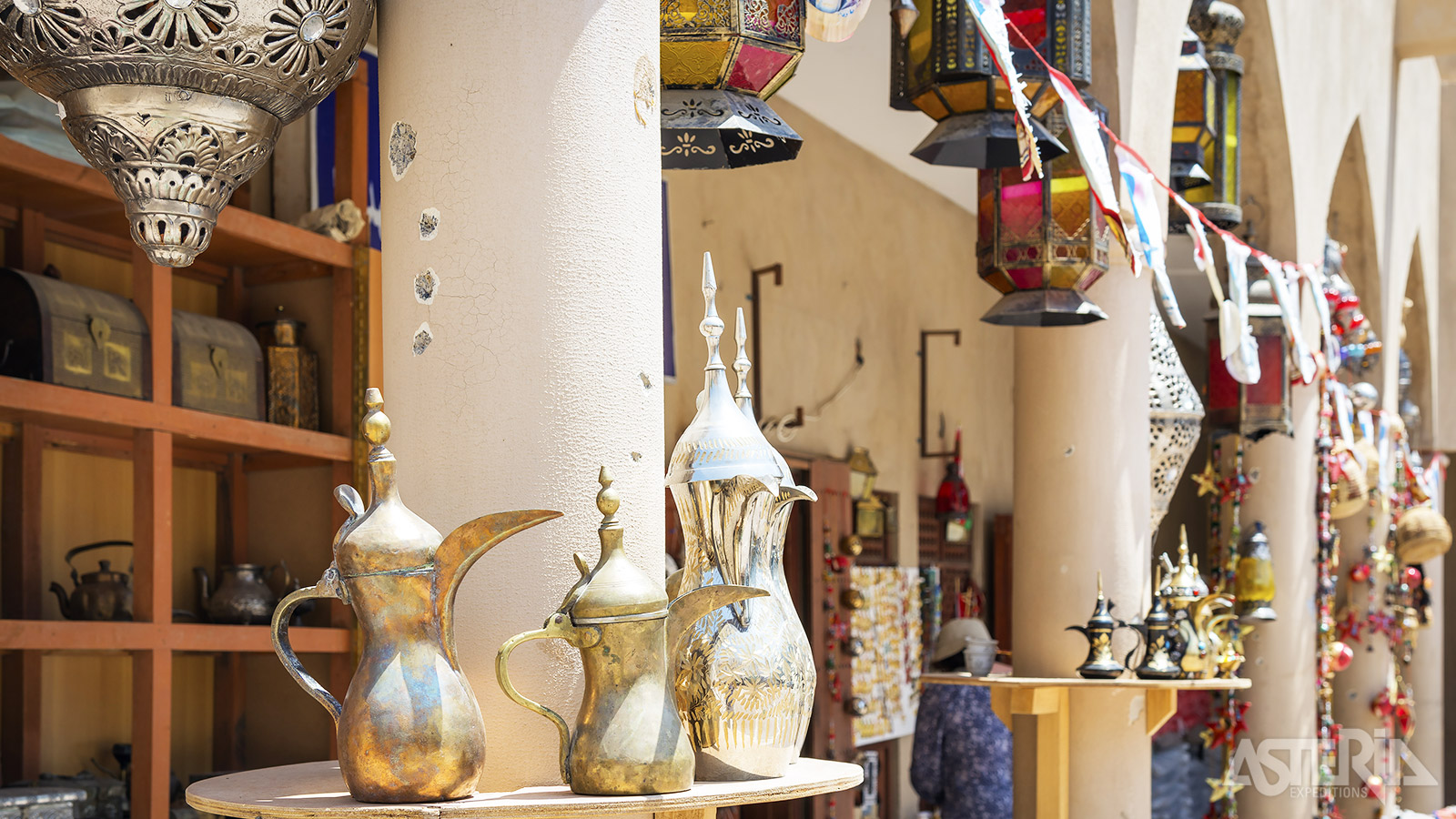 In de bruisende soek vind je geurige specerijen, kleurrijk handwerk, koper, zilveren sieraden en traditionele Omaanse dolken