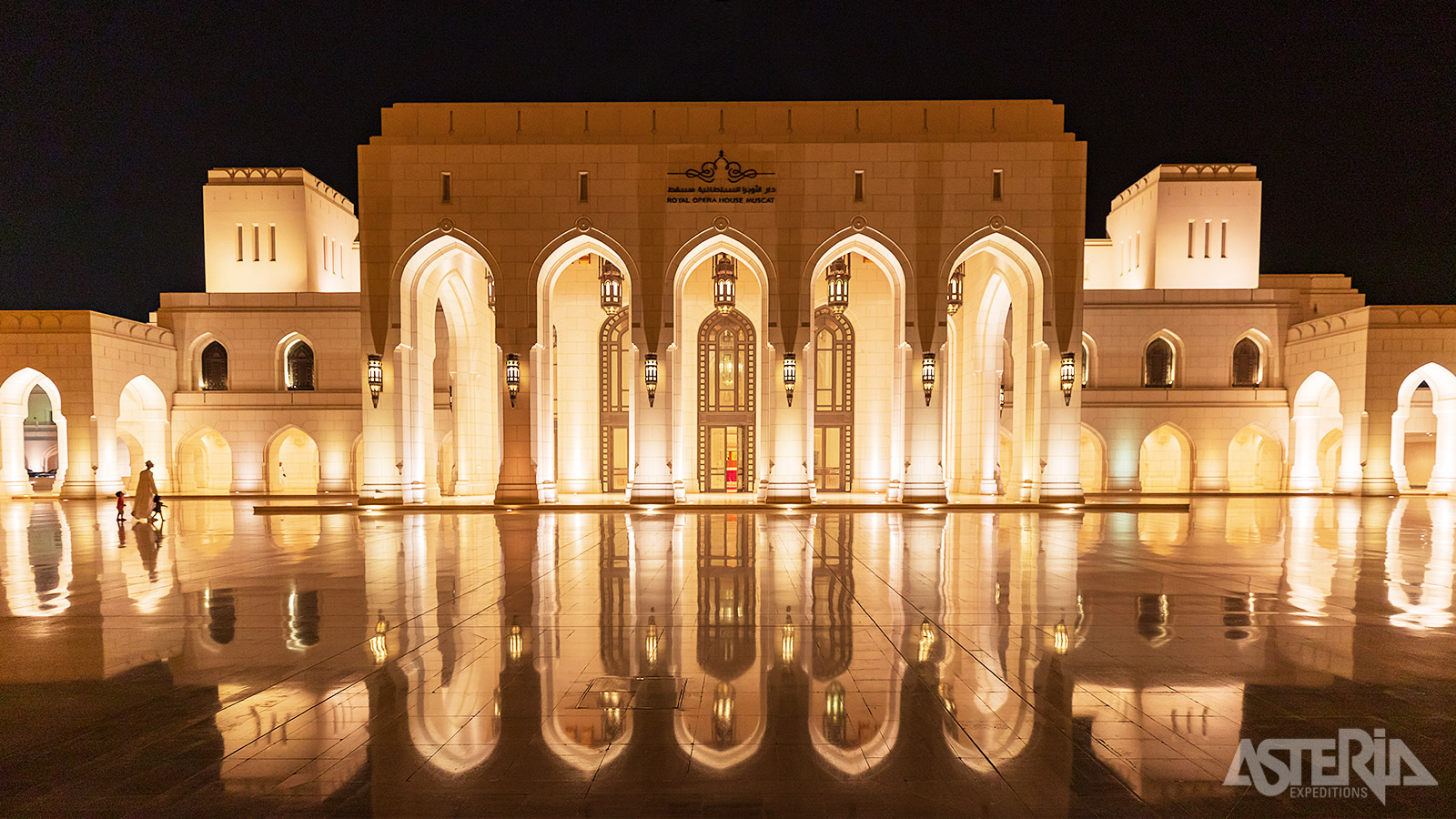 Het  Royal Opera House met zijn harmonieus samenspel van moderne elegantie en Arabische grandeur