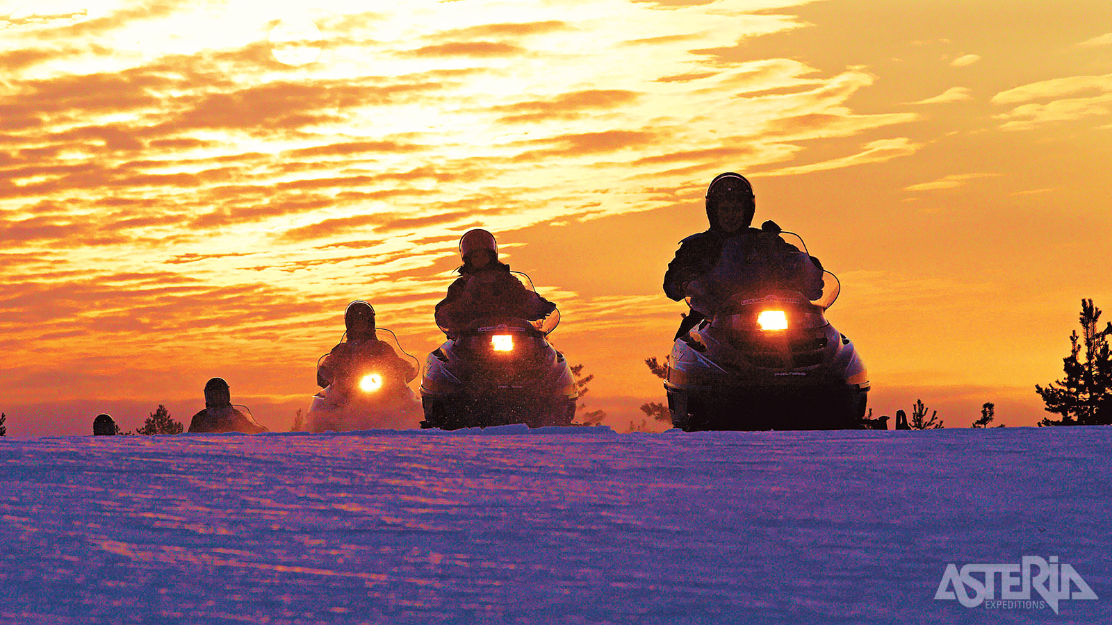 Na een korte instructie stijgt de adrenaline voor het vertrek met de sneeuwscooter