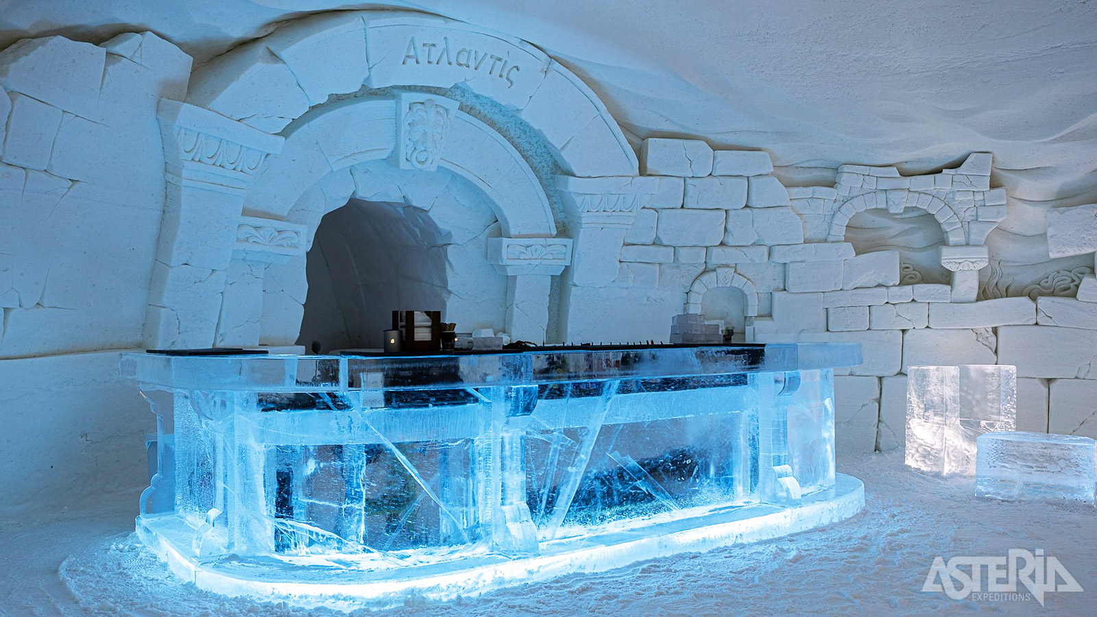 Tijdens de rondleiding in het Snow Village zie je de verschillende ijssculpturen, Ice Suites, Ice Restaurant en de Ice Bar