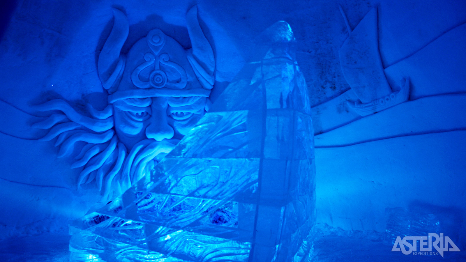Tijdens de rondleiding in het Snow Village zie je de verschillende ijssculpturen, Ice Suites, Ice Restaurant en de Ice Bar