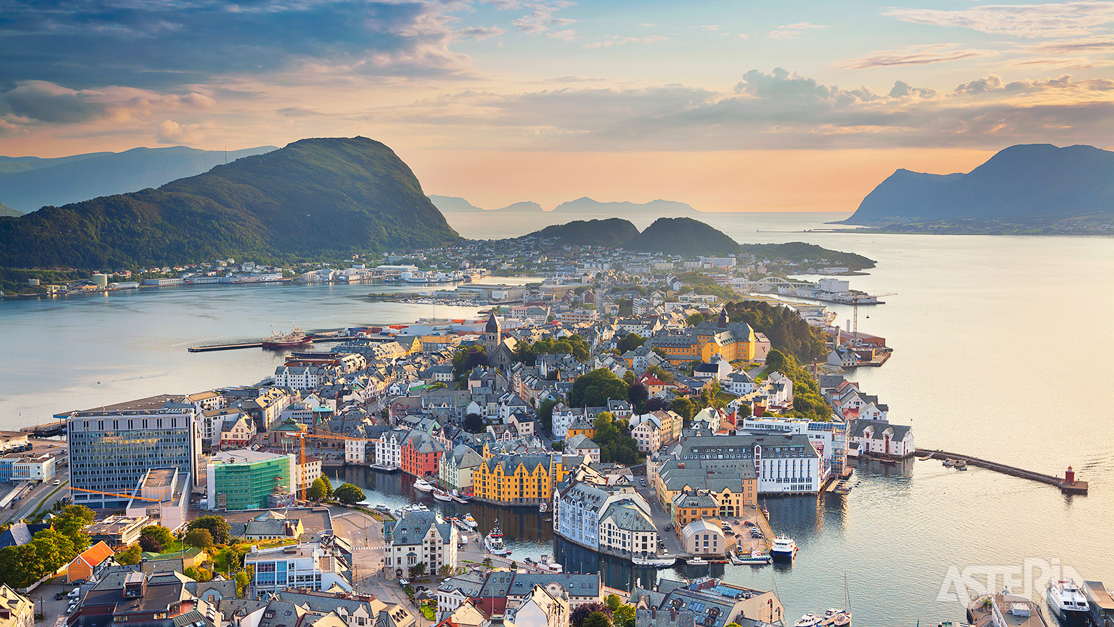 Het kleurrijke en pittoreske Ålesund is vermaard omwille van haar charmante art nouveau-architectuur