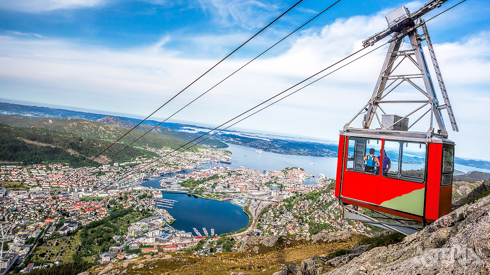 De traditionele Fløibanen is een kabellift die je meeneemt tot aan het klassieke en beroemde uitzicht over Bergen