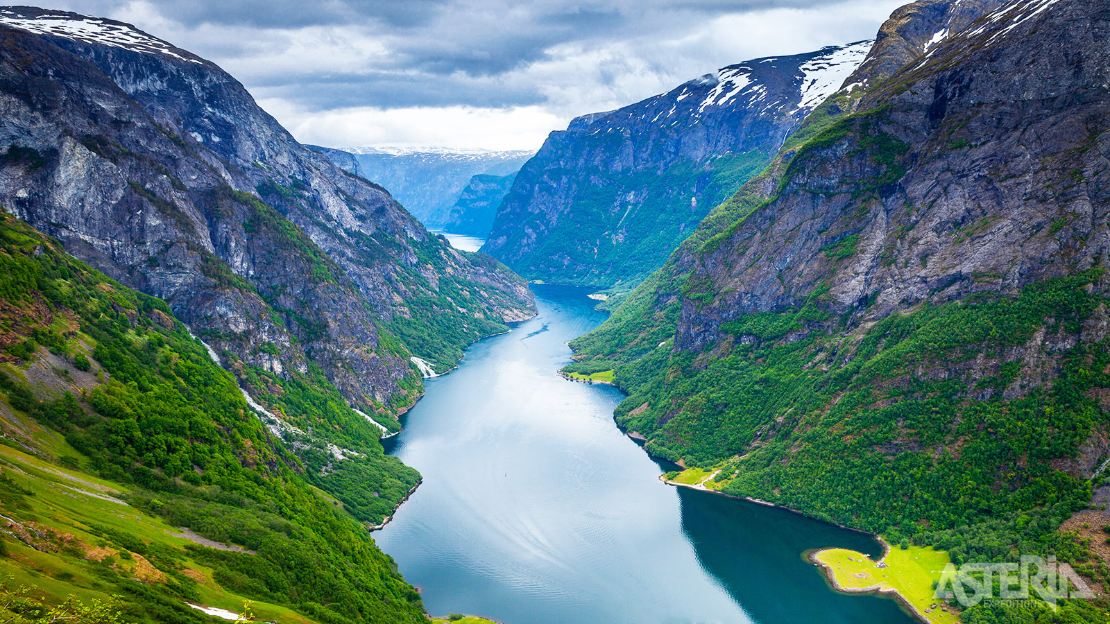 De Nærøyfjord is dan weer bijzonder smal, met secties die slechts 500 meter breed zijn
