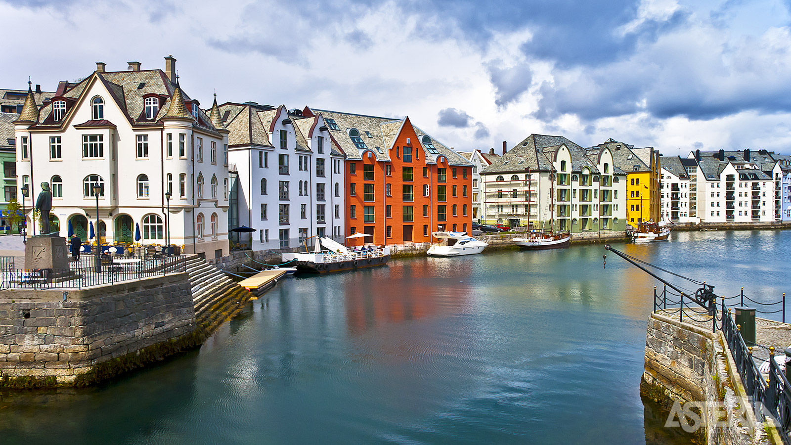 Ålesund ligt op een aantal eilandjes, waaronder Hessa, Aspøy en Nørvøy