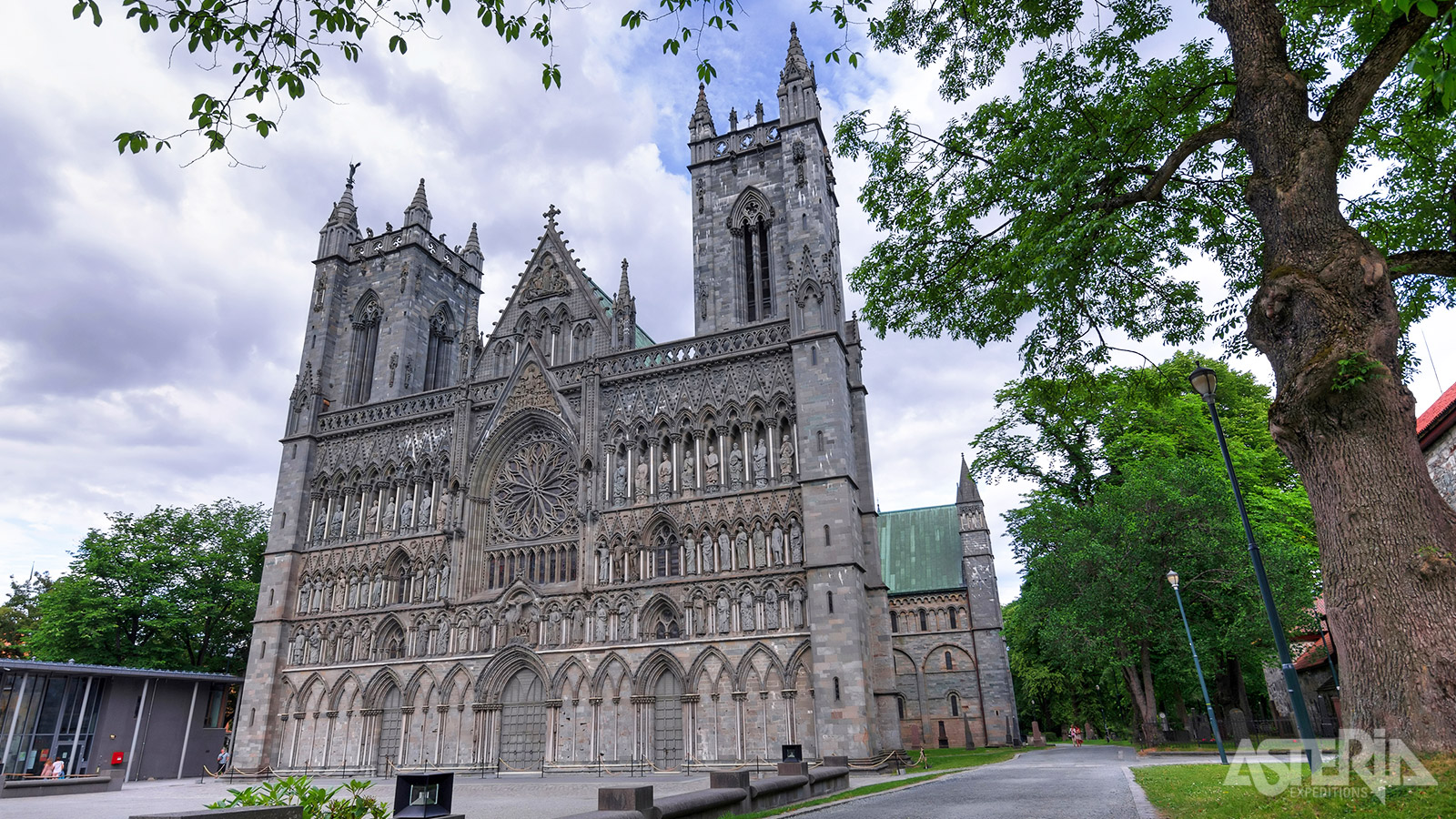 De Nidaros-kathedraal in Trondheim is ’s werelds noordelijkste middeleeuwse kathedraal waar vroeger Noorse koningen werden gekroond