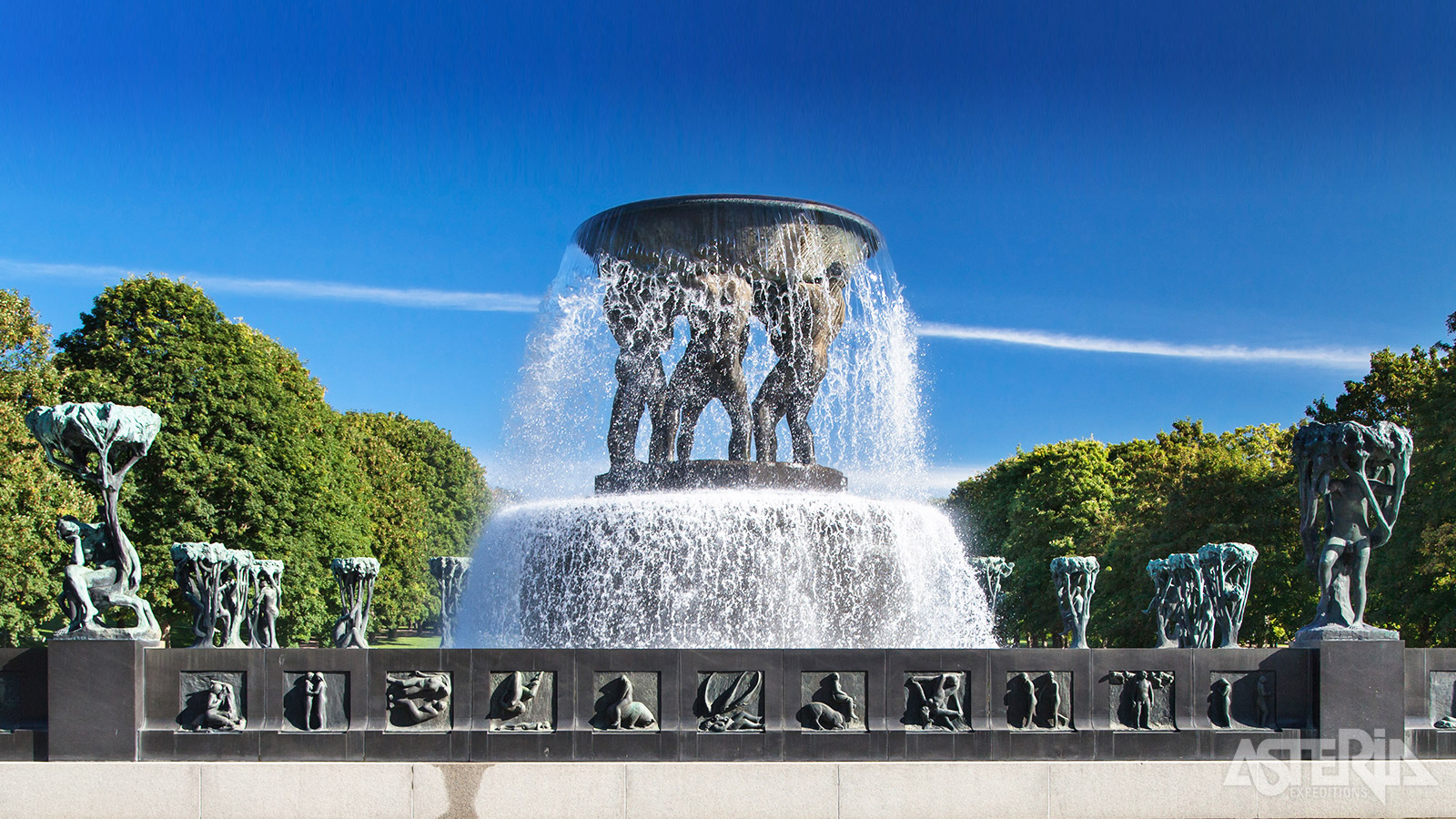 Veel van de beelden in het Vigelandpark symboliseren de kringloop van het menselijk leven