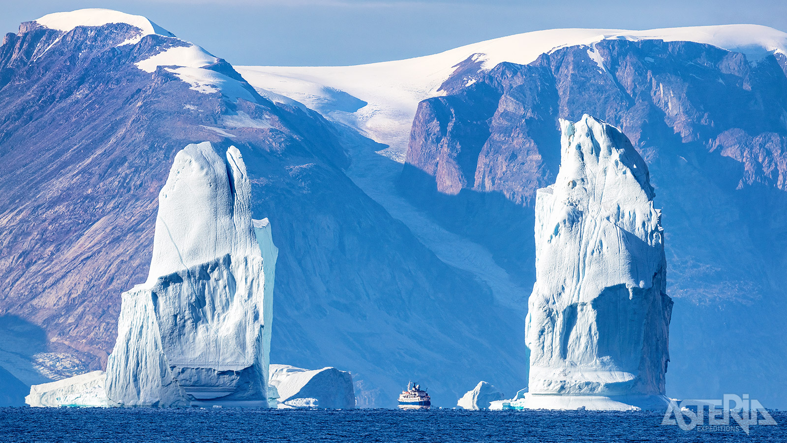 Tussen deze stille, betoverende wereld van ijs voelt deze reis als een magisch avontuur