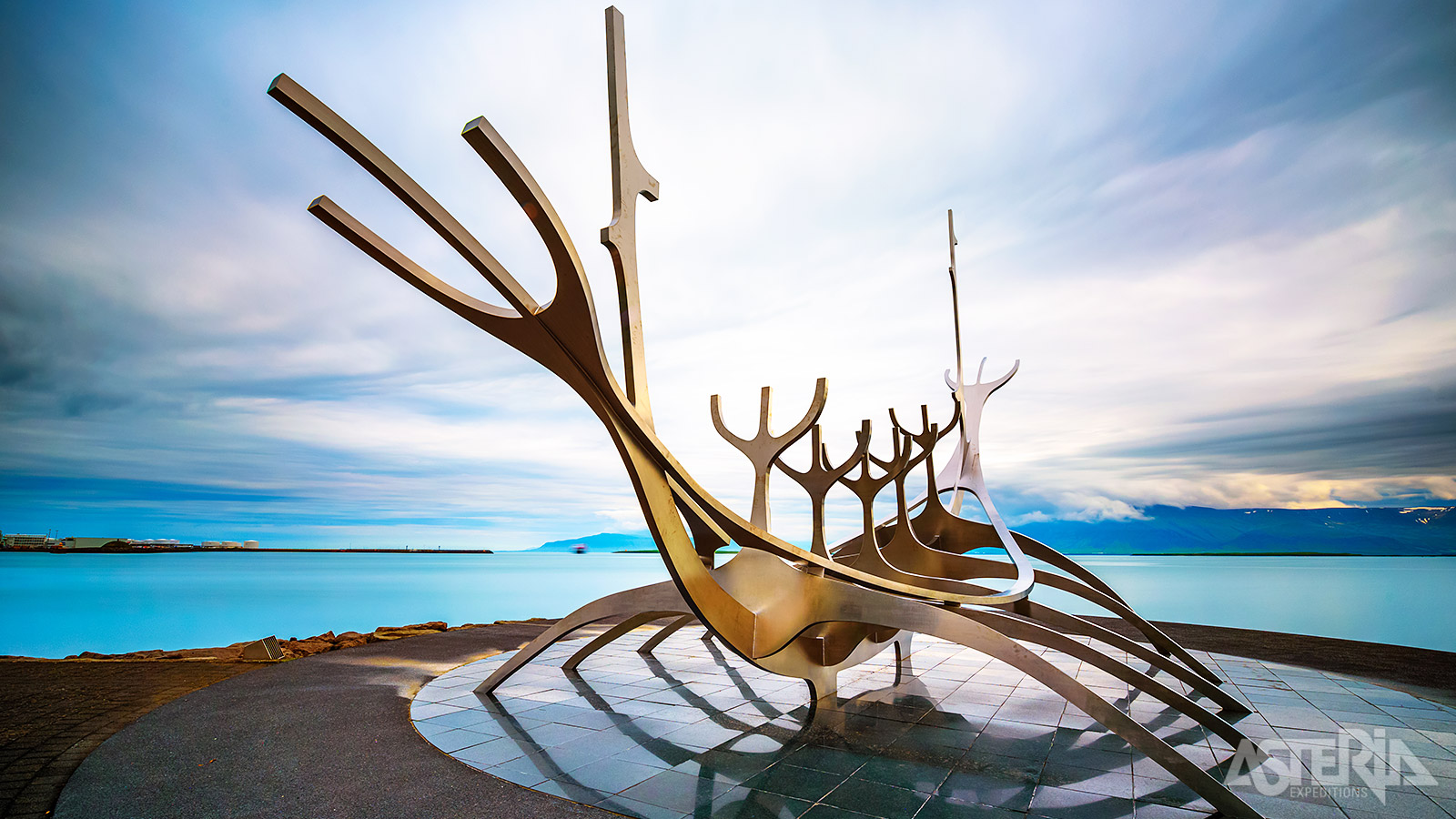 De Sun Explorer in Reykjavik lijkt op een Vikingschip en symboliseert hoop, vooruitgang, vrijheid en het ontdekken van nieuwe werelden