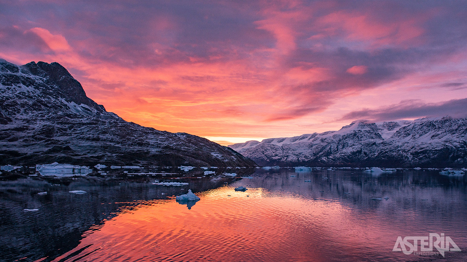 De middernachtzon legt ’s nachts een magische, warme gloed over het betoverende landschap
