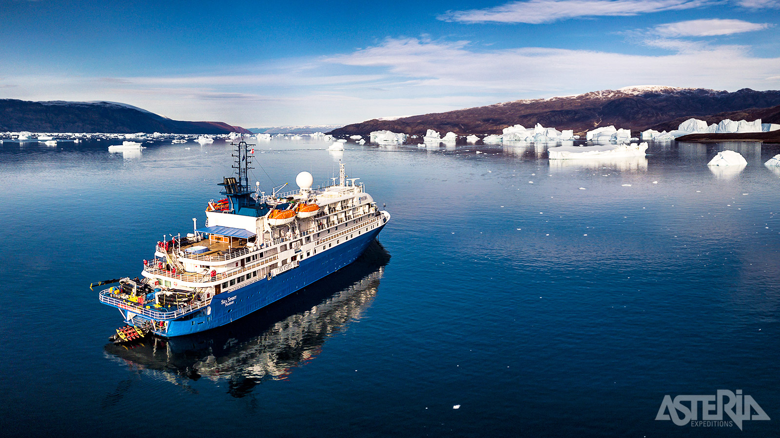 Het ijsversterkt expeditieschip MV Sea Spirit is speciaal ontworpen om de Arctische regio’s van de Oost-Groenland te verkennen