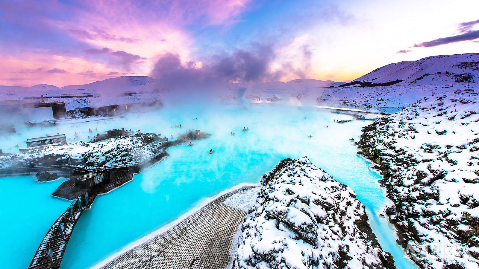 De warme, minerale water van de Blue Lagoon is één van de populairste attracties van IJsland