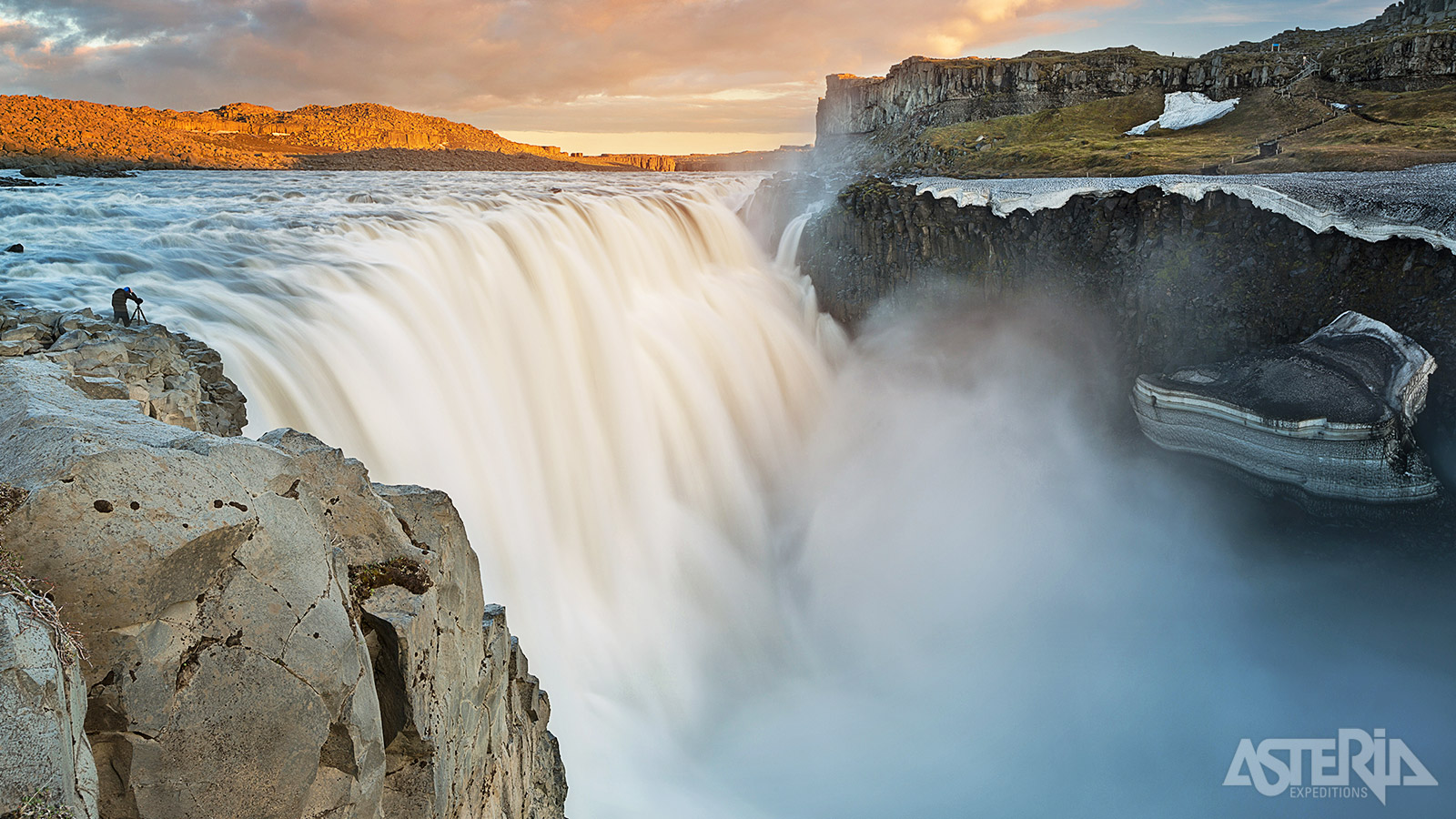 De imposante Dettifoss-waterval ligt in het noordwesten en is de krachtigste waterval van Europa