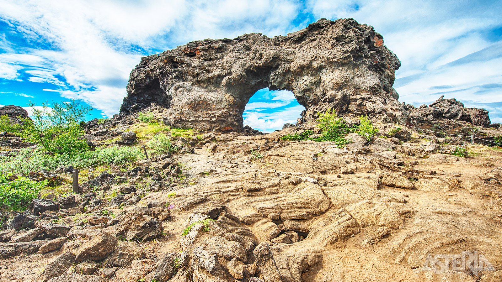 Dimmuborgir, een grillig lavaveld vol met torenhoge rotsformaties en grotten