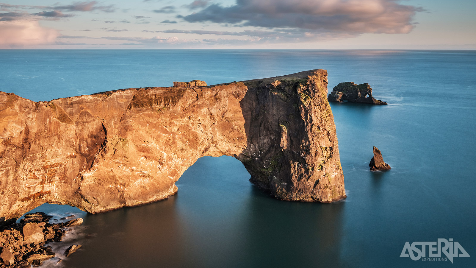 Dyrhólaey is een 120m hoge klif en schiereiland in het zuiden van IJsland en is het meest zuidelijkste punt van het land