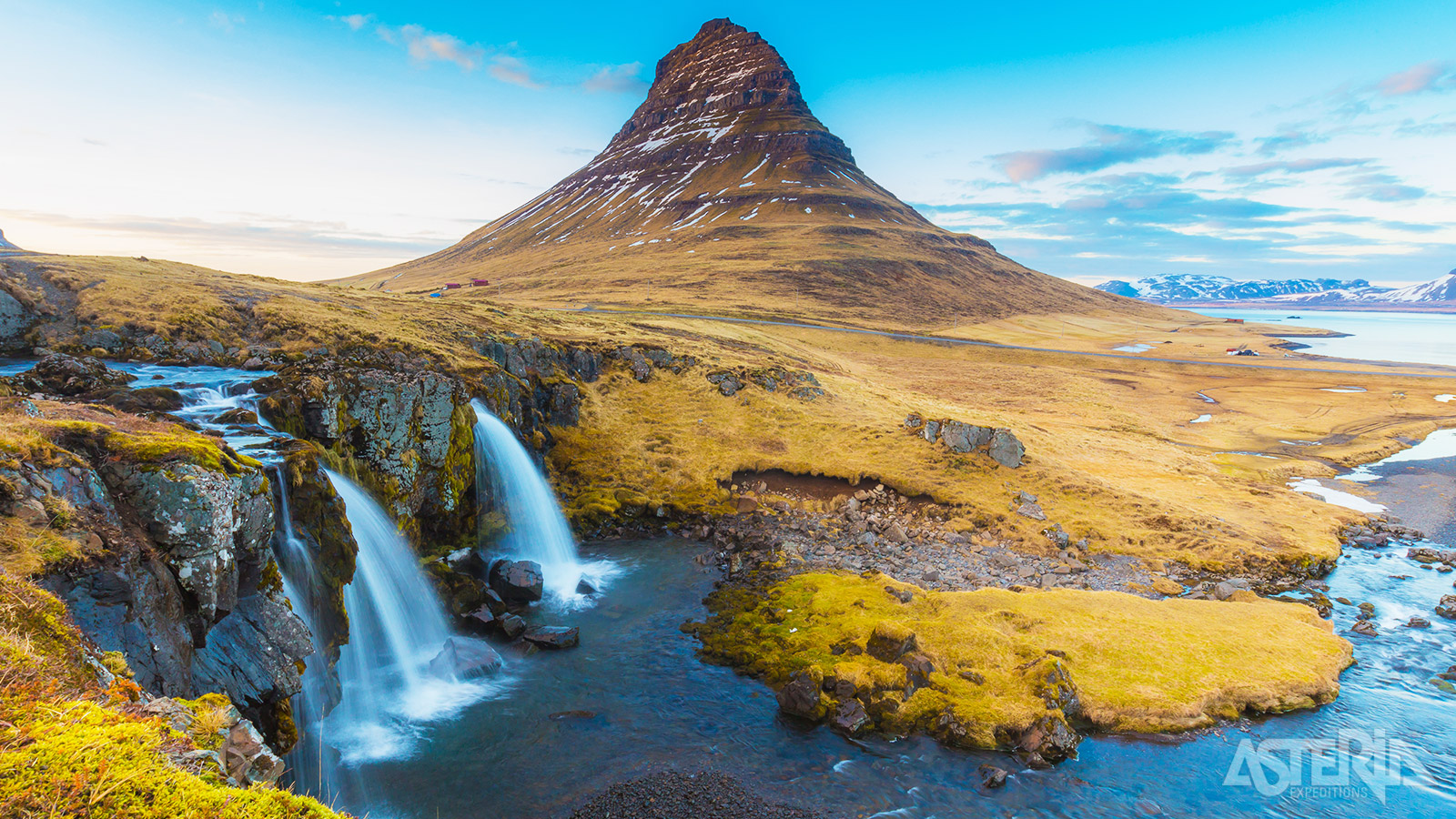 Het schiereiland Snæfellsnes heeft alles wat je van IJsland verwacht: lavavelden, zwarte stranden, steile kliffen, vulkanen, vogelrotsen en geothermische bronnen en wordt ook wel ’IJsland in het klein’ genoemd