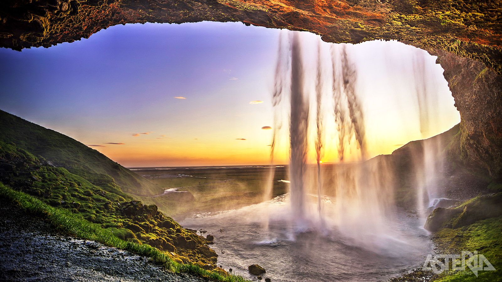 Volgens een lokale legende zou er een schat van goud verborgen liggen achter de 60m hoge Seljalandfoss-waterval