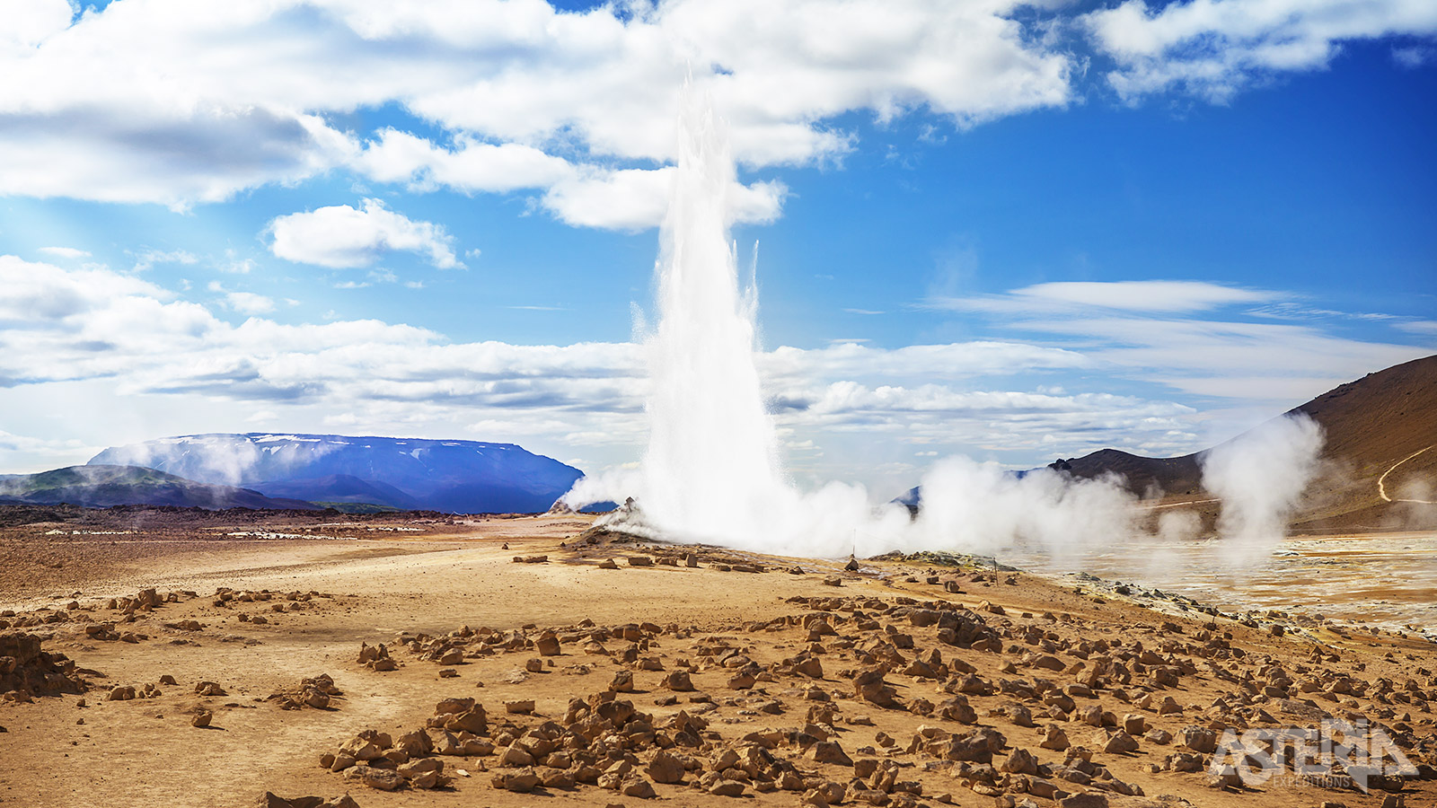 In het Geysir geothermisch veld liggen ongeveer 30 kleine geisers en warmwaterbron