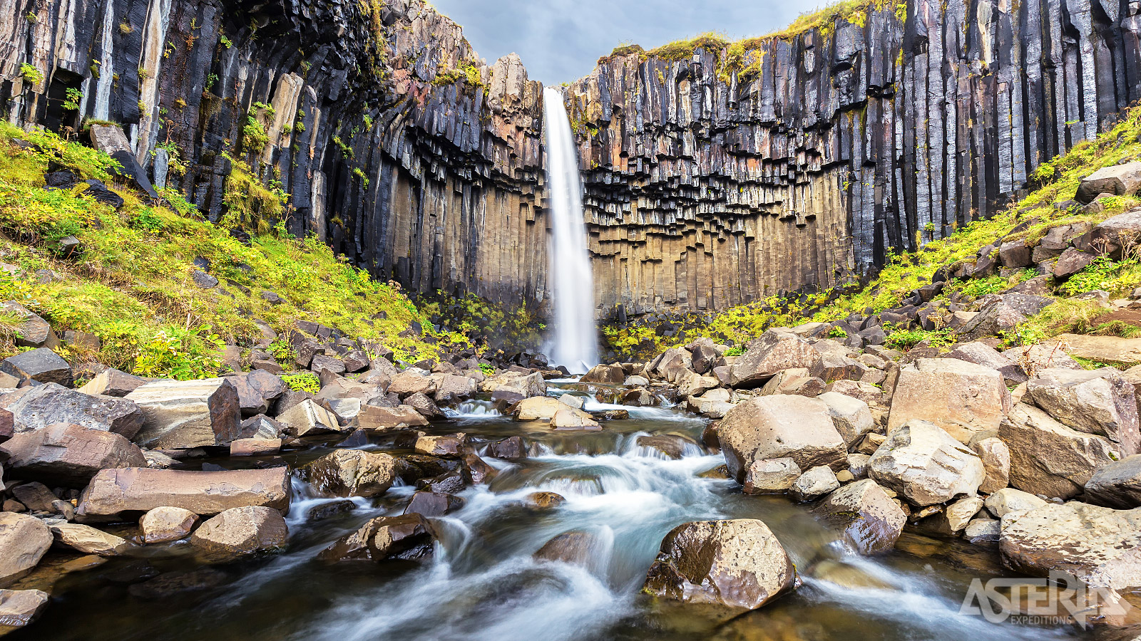 De Svartifoss-waterval wordt omgeven door kolommen van zwart basalt, vandaar de naam ’zwarte waterval’
