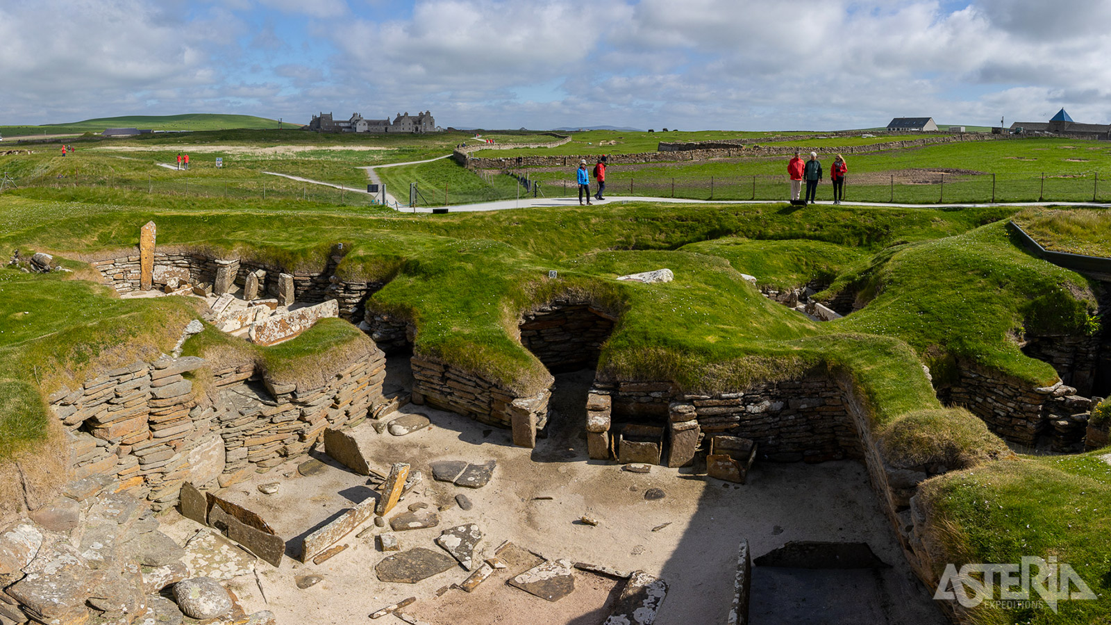 Skara Brae, een neolithische nederzetting die ontdekt werd in 1850 nadat een storm het zand wegblies