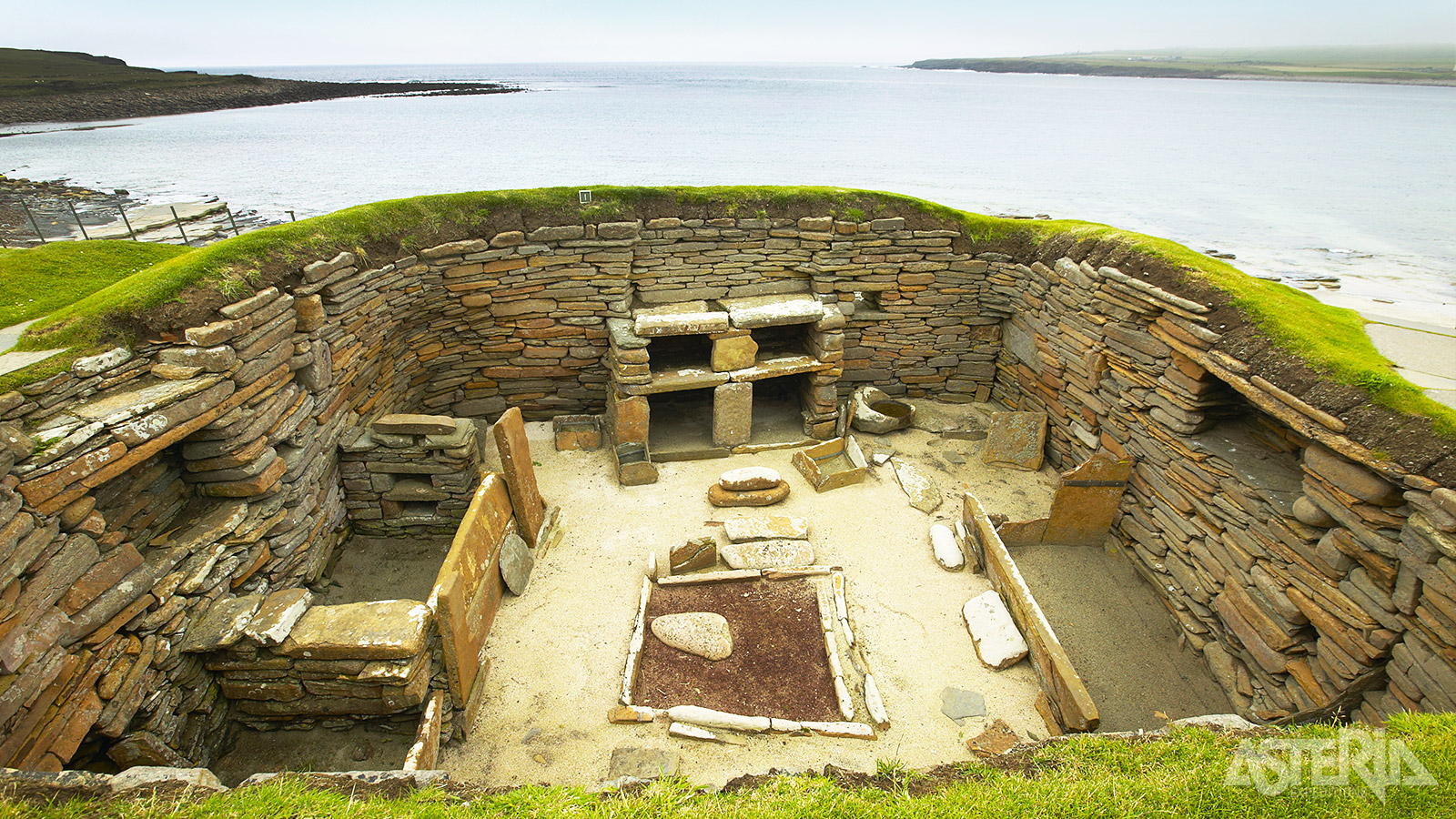 Skara Brae is een neolithische nederzetting, ontdekt in 1850 nadat een storm het zand wegblies