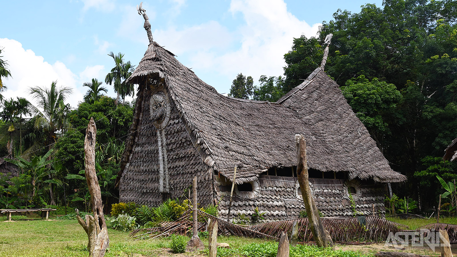 Beelden worden geplaatst in spirit houses die gebruikt worden tijdens ceremoniën