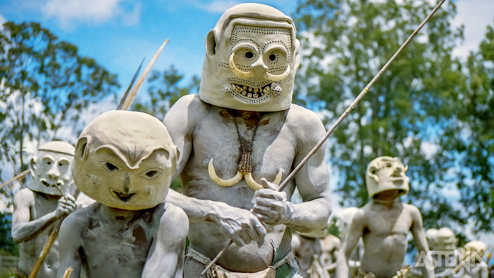 Mud Men staan bekend voor hun indrukwekkende moddermaskers en krijgsdansen