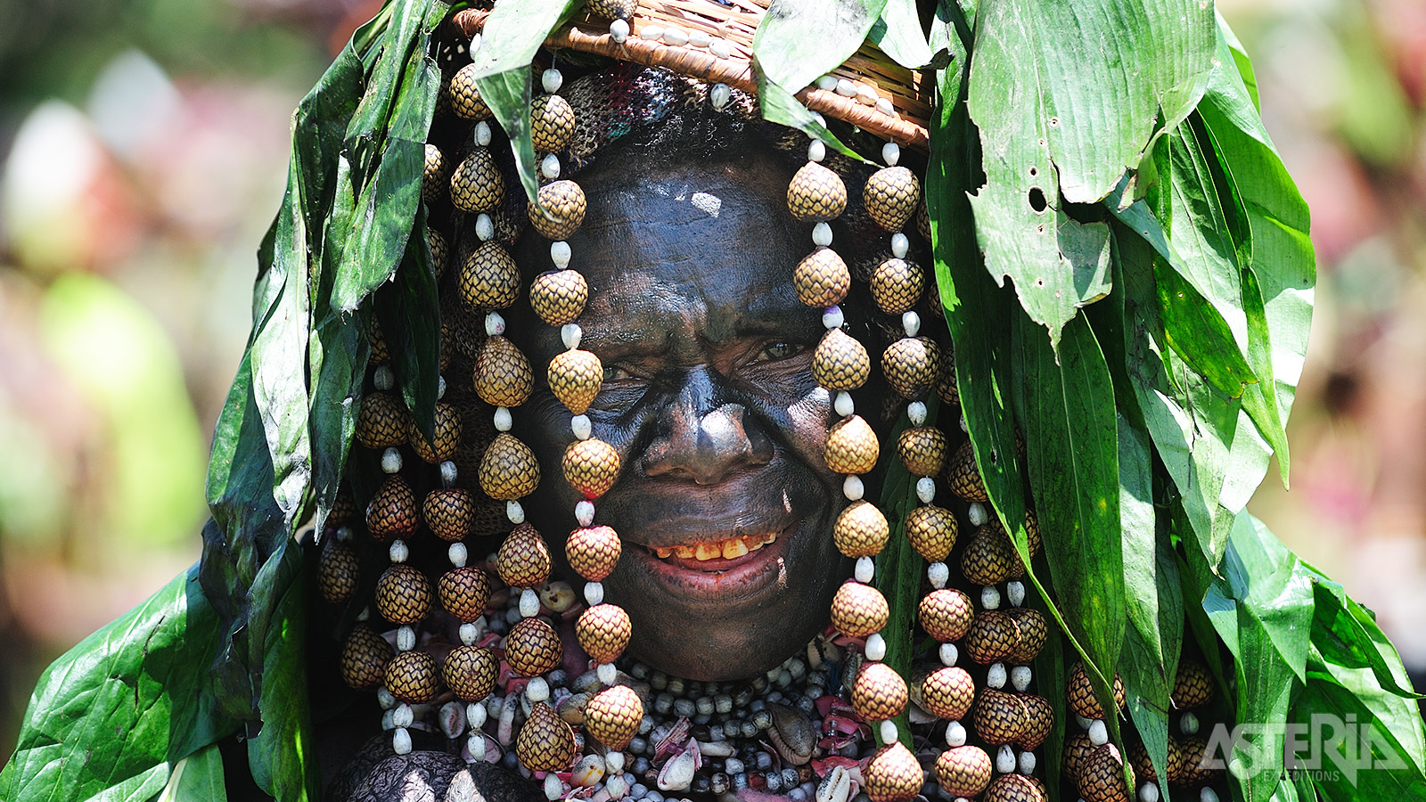 Stammen gebruiken tijdens festival bladeren, kralen en andere natuurlijke materialen om zich op te tuigen