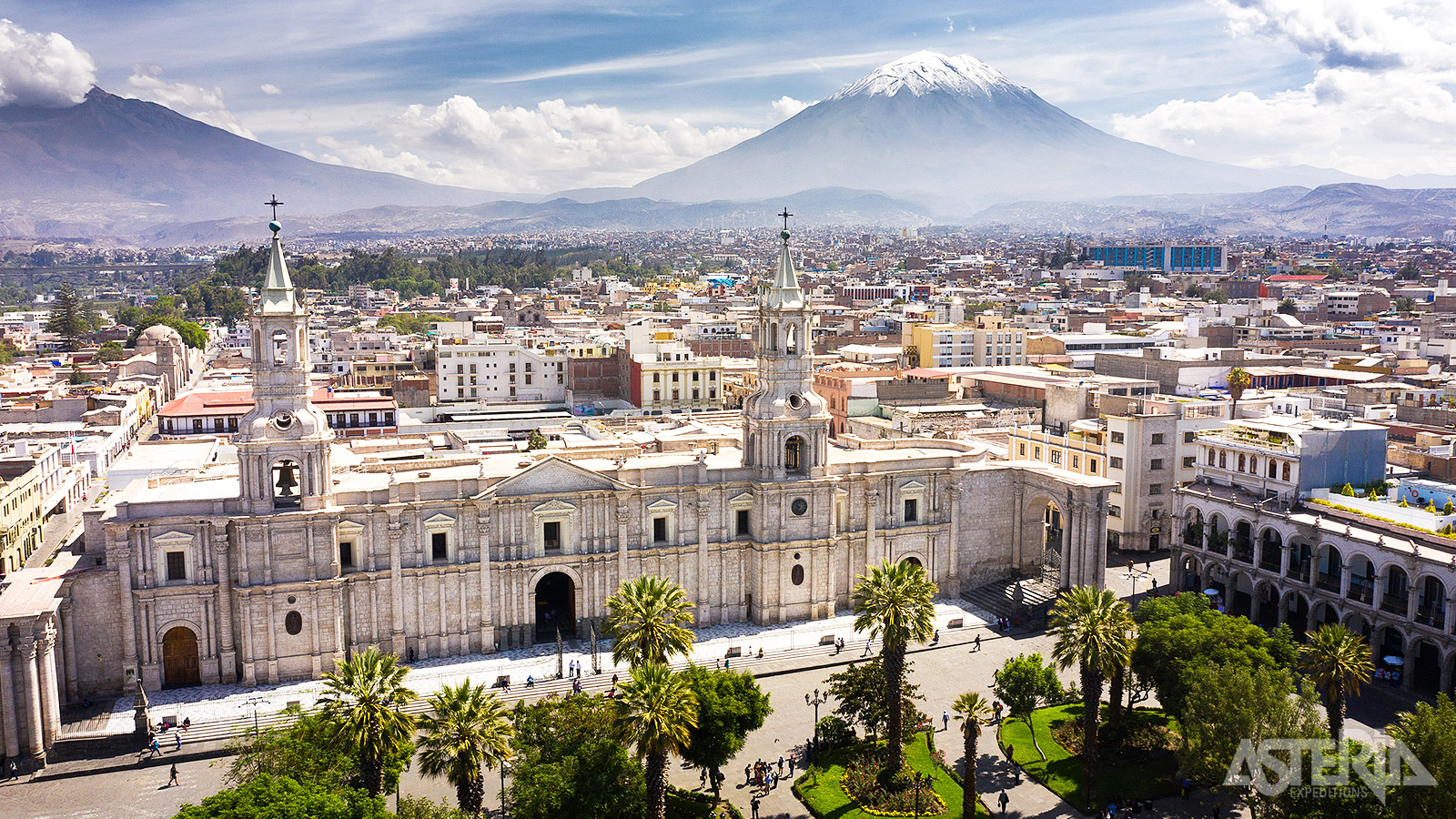 De koloniale witte stad Arequipa staat bekend om haar architectuur, gebouwd met een vulkanisch gesteente afkomstig van de Misti-vulkaan