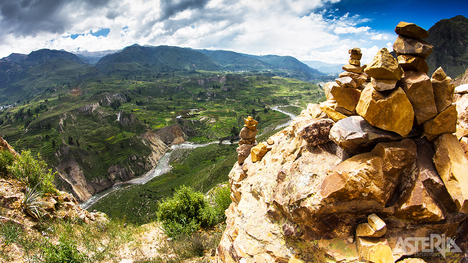 De Colca Canyon in het zuiden van Peru is meer dan twee keer zo diep als de Grand Canyon