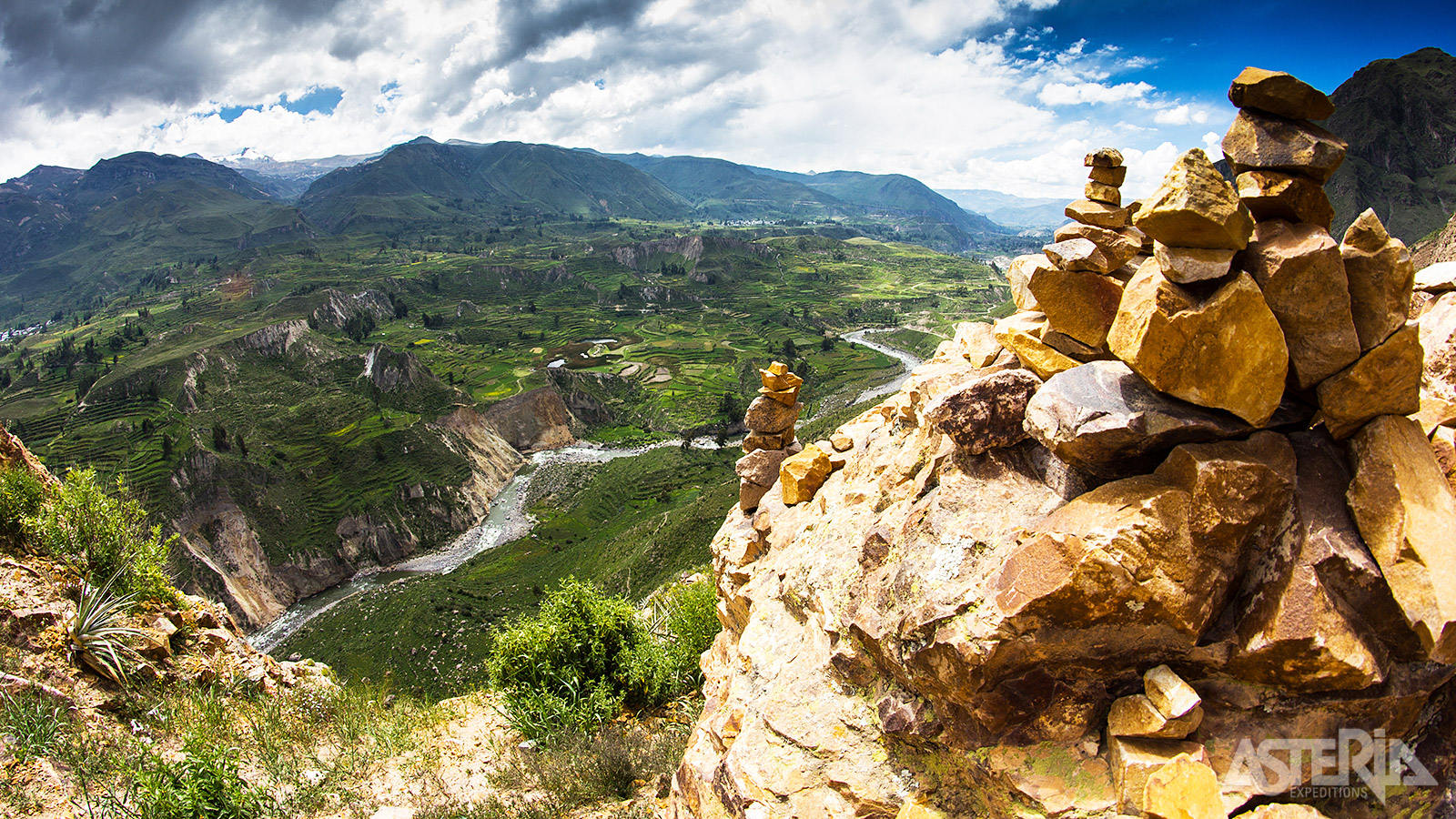 De Colca Canyon in het zuiden van Peru is meer dan 2 keer zo diep als de Grand Canyon